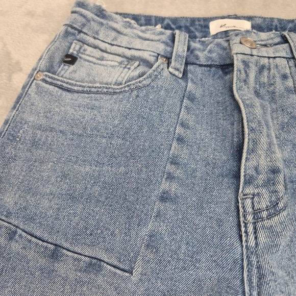 KanCan Petite 3 (28) Hawthorne Jeans Light Wash Flare Raw Hem Patch Pocket Short - Picture 5 of 11